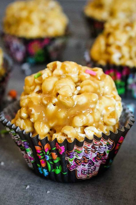 An ooey gooey Caramel Popcorn ball sprinkled with grey sea salt and halloween sprinkles make a delicious treat for fall parties. Get this snack recipe and more at Grumpy's Honeybunch. Caramel Popcorn Balls Recipe, Fall Recipes Snacks, Sweet And Salty Popcorn, Caramel Popcorn Balls, Popcorn Recipes Sweet, Popcorn Ball, Popcorn Balls Recipe, Popcorn Recipes Easy, Marshmallow Popcorn