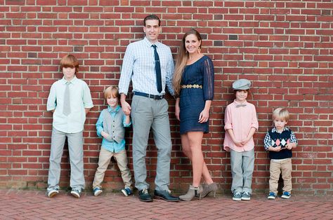 Family Pictures Brick Wall, Brick Wall Family Photoshoot, Brick Wall House, Family Photos Downtown, Large Family Photoshoot, Wall Poses, Family Photos 2023, Urban Family Photos, Easter Photo Ideas