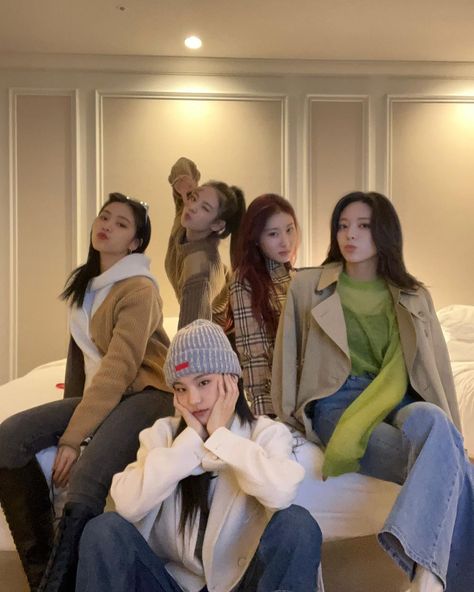 itzy pics on Twitter: "instagram update… " Group Photos, Kpop Girl Groups, Girls Generation, K Idols, Instagram Update, Pop Group, Korean Girl, South Korean Girls, بلاك بينك