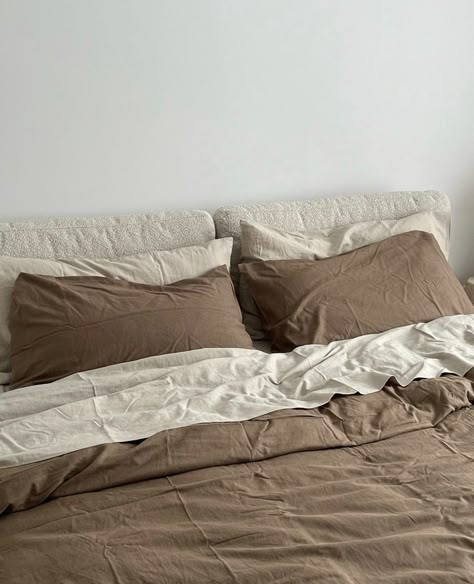 Beige Bed Sheets Aesthetic, Beige Bed Sheet, Beige Brown Bedding, Beige Sheets Bedroom, Brown Bedding Bedroom, Brown Bedding Bedroom Ideas, Brown Bedding Aesthetic, Brown And White Bedroom, Beige Bed Sheets