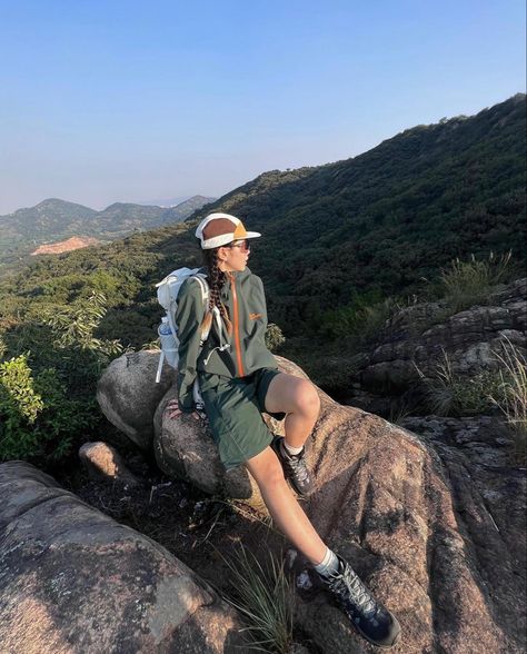 Park Ranger Aesthetic, Hiking Ootd, Hiking Outfit Men, Outdoorsy Aesthetic, Hiker Girl, Trekking Outfit, Nature Outfits, Hiking Pics, Cute Hiking Outfit