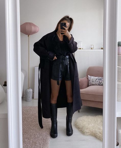 Satin Shorts Outfit, Black Leather Mini Skirt Outfit, Cold Festival Outfit, Leather Mini Skirt Outfit, Leather Shorts Outfit, Lunch Outfit, Fasion Outfits, Daily Fashion Inspiration, Miniskirt Outfits