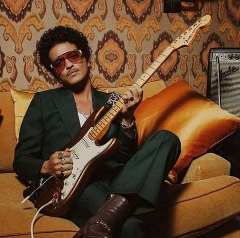 Unorthodox Jukebox, Bruno Mars Songs, Bruno Mars Concert, American Ultra, Mark Ronson, Fender Stratocaster, Bruno Mars, Blake Lively, Katy Perry