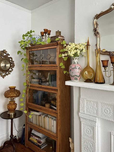 Bookshelf Beside Tv, Vintage Magazine Display Ideas, 1920s Art Deco Interior Design, Bookshelf Apartment Ideas, Wood Bookshelf Styling, Corner Shelf Ideas Living Room Decor, Art Nouveau Style Interior Design, Mismatched Bookshelves, Bookshelf Small Room