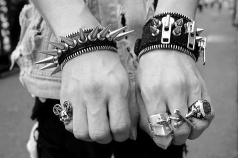 . Punk Rock Fashion, Punk Outfits, Punk Goth, Rock Style, Italian Charm Bracelet, Punk Fashion, Alternative Fashion, Punk Rock, Pandora Charm Bracelet