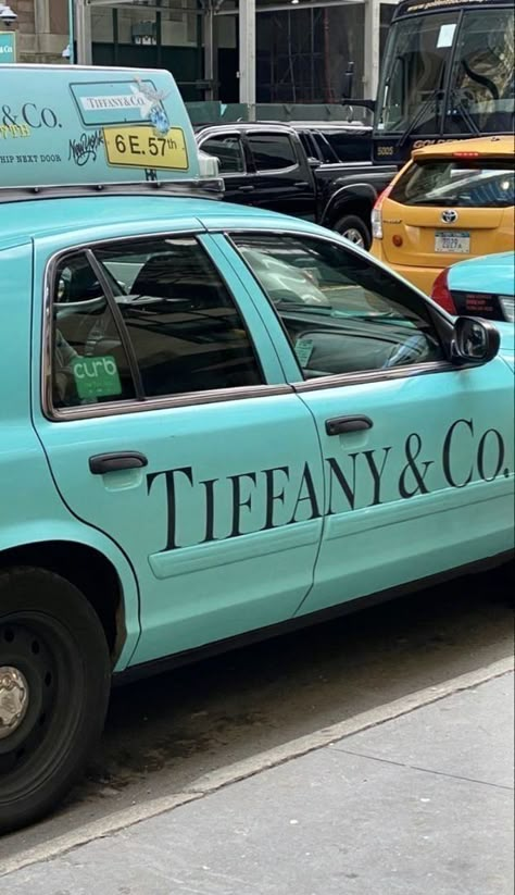 Tiffany Blue Wallpapers, Tiffany Girls, Tiffany And Co Jewelry, Holly Golightly, Rich Girl Aesthetic, Nyc Life, New York Aesthetic, Uptown Girl, Breakfast At Tiffanys