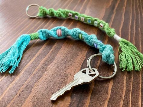 Macrame Kids Projects, Macrame For Kids Easy, Macrame For Kids, Trendy Crafts, Overhand Knot, Needle Crafts, Macrame Art, Macrame Projects, Craft Studio