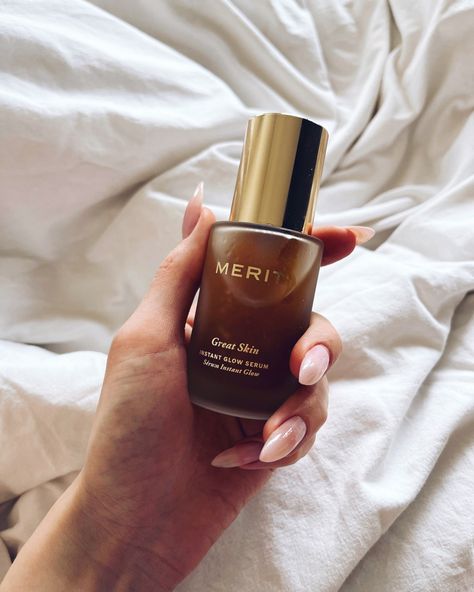 Merit Glow Serum, Merit Serum, Merit Beauty Aesthetic, Merit Aesthetic, Jules Makeup, Ugc Inspiration, Sephora Wishlist, Merit Beauty, Makeup Pics