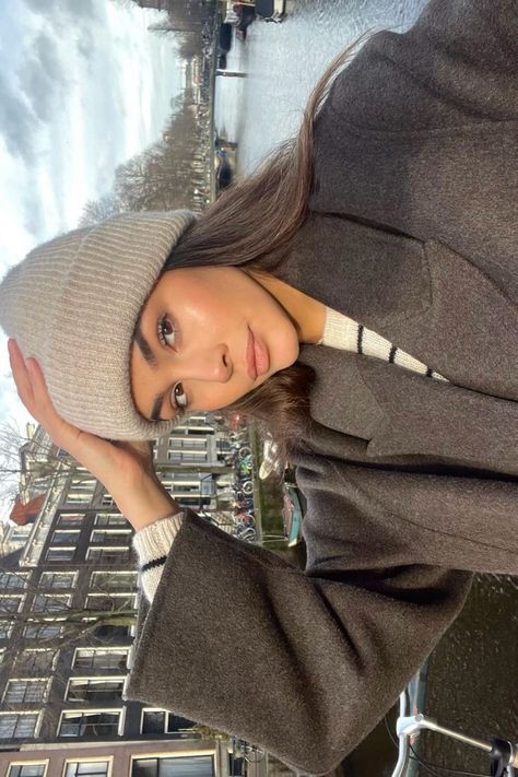 Cute winter look | outfit ideas, winter outfit, effortless style, winter fashion, outfit ideas Beige Beanie Outfit, Beanie Outfit Aesthetic, Beige Aesthetic Outfit, Beanie Hairstyles, Layers Outfit, Neutral Color Outfits, Ideas Uñas, Outfit Ideas Winter, Beanie Outfit