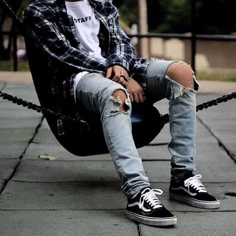 distressed jeans, black Vans, a white tee and a plaid shirt Old Skool Outfit, Vans Outfit Men, Mode Hip Hop, How To Wear Vans, Urban Wear Women, Sneaker Outfits, Vans Outfit, Streetwear Mode, Hipster Man