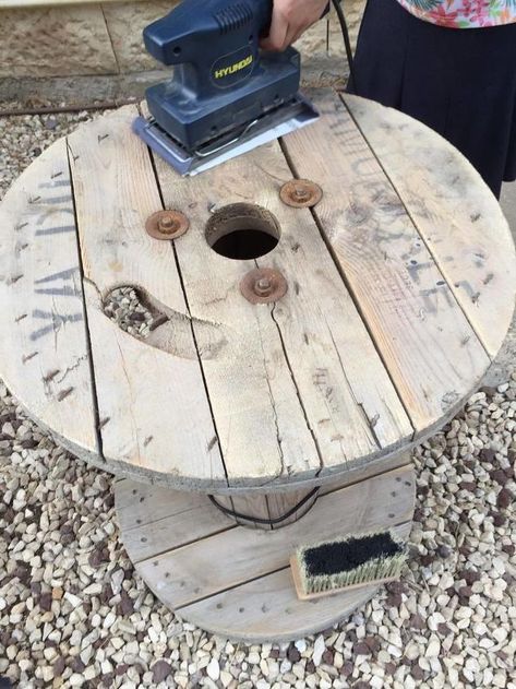 Small Cable Spool Ideas Diy, Cable Spool Ideas Diy, Spool Table Ideas, Cable Reel Table, Cable Drum Table, Wood Spool Tables, Wire Spool Tables, Wooden Cable Reel, Cable Spool Furniture