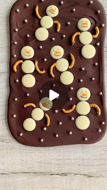 Fitwaffle Kitchen | Eloise on Instagram: "CHOCOLATE SNOWMAN BARK 😍

Happy 1st of December! 🥳🎄

This one is super fun and easy to make, perfect for bagging up as gifts and making with friends and family 🥰

All you need is:

300g milk or dark chocolate, melted & tempered (see below)
3 white chocolate buttons per snowman (I used 18)
Approx 6 pretzels, cut into sticks
Melted chocolate for the eyes and mouth
Orange icing pen for the nose
Silver balls or sprinkles for decoration

Tin size: 9x13”

How to temper the chocolate:
Melt 200g of the chocolate in the microwave at 500W (medium heat) in 1 minute intervals until mostly melted - stir gently until smooth. Chop the remaining 100g of chocolate into small chunks and gradually add it into the melted chocolate, making sure it’s smooth and melt Snowman Bark, Fitwaffle Kitchen, Chocolate Snowman, Snowman Treats, Christmas Bark, Turkey Cupcakes, Orange Icing, Christmas Sweet Treats, Christmas Food Treats