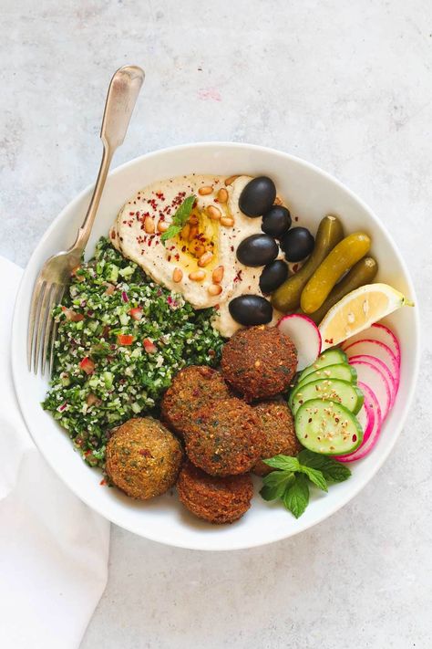 Meals With Vegetables Healthy, Chickpea Balls Vegan, Falafel Meal Prep, Cava Falafel Recipe, Lebanese Vegan Recipes, Food Bowls Too Pretty To Eat, Falafel Photography, Falafel Meal, Falafel Plate