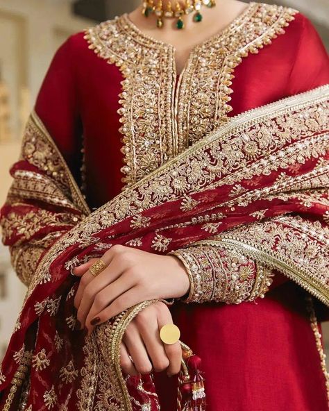 Kanwal Malik, Pakistani Formal Dresses, Desi Wedding Dresses, Velvet Dress Designs, Bridal Dresses Pakistan, Pakistani Wedding Dress, Desi Fashion Casual, Pakistani Fashion Party Wear, Beautiful Pakistani Dresses