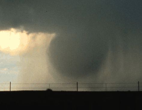 Downbursts, Macrobursts, Microbursts: Just as Damaging as Tornadoes - weather.com Ef5 Tornado, Eerie Indiana, Extreme Environment, Tornado Pictures, Strange Weather, Photo Drawing, Weather Cloud, Weather Storm, Weather Radar