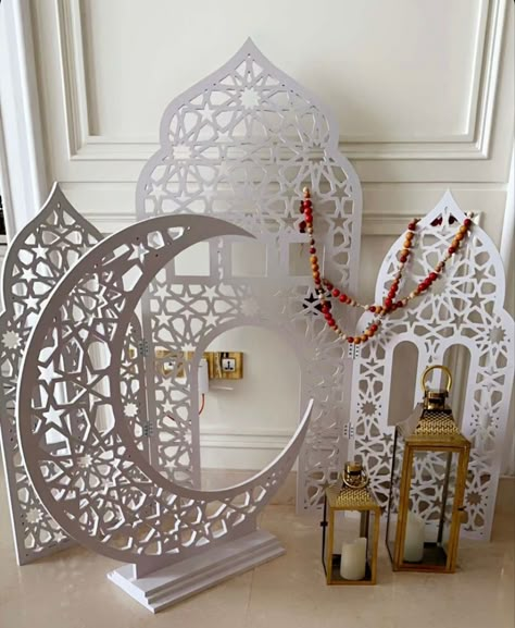 Spare Room Design, Diy Eid Decorations, Decoraciones Ramadan, Muslim Prayer Room Ideas, Cardboard Display Stand, Prayer Room Ideas, Wood Wall Design, Ramadan Kareem Decoration, Prayer Corner