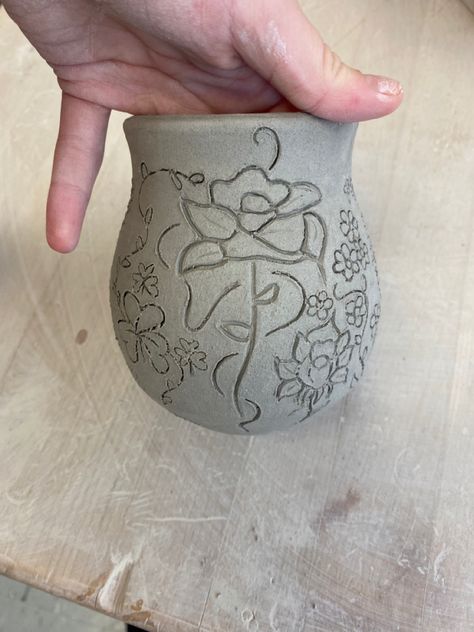 Coil Pottery Ideas Mugs, Flower Carving Clay, Stamped Ceramic Mug, Simple Sgraffito Designs, Clay Carving Designs, Mini Ceramic Ideas, Mishima Ceramics, Ceramic Carving, Simple Pottery