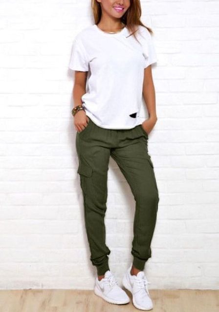 Sporty look with cargo pants and white t shirt Hole Outfits, Stylish Gym Outfits, Celana Jogger Wanita, How To Wear Joggers, Jenifer Aniston, Summer Closet, Fishtail Braid, Fashion Guide, Comfy Clothes