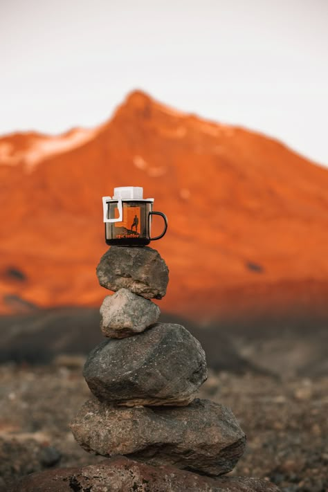 Coffee Nature, Coffee Outdoor, Coffee Outside, Mountain Product Photography, Coffee Photography Ideas, Camping Product Photography, Coffee Camping, Coffee And Mountains, Camp Coffee