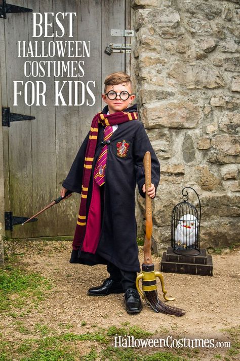 Any kid who wants to dress up any of the Harry Potter character, automatically wins at life. Harry Potter Dress Up Ideas, Harry Potter Dress Up, Harry Potter Gryffindor Robe, Ron E Hermione, Harry Potter Halloween Costumes, Harry Potter Dress, Dress Up Ideas, Harry Potter Kids, Lily Potter