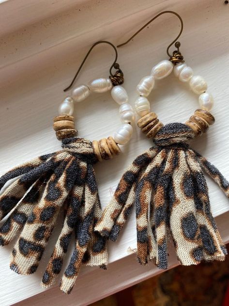 Indie Gifts, Diy Earrings Easy, Diy Fabric Jewellery, Star Charm Necklace, Wood Disc, Fabric Earrings, Handmade Fashion Jewelry, Handmade Jewelry Designs, Fabric Jewelry