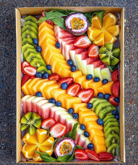 Fruit Presentation, Amazing Food Platters, Catering Food Displays, Kids Dinner, Fruit Creations, Fruit Platter Designs, Amazing Food Decoration, Party Food Buffet, Catering Ideas Food