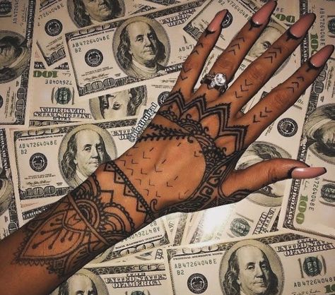 Rhianna Tattoos, Rihanna Nails, Rihanna Hand Tattoo, Rihanna Tattoo, Tattoo Design For Hand, Mandala Hand Tattoos, Henna Style Tattoos, Henna Inspired Tattoos, Finger Tats