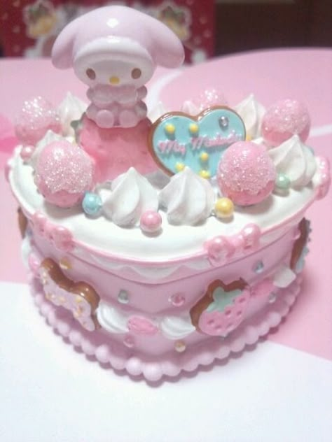 Cute decoden box. Decoden Diy, Kawaii Dessert, Charmmy Kitty, Kawaii Diy, Food Accessories, Pastel Pink Aesthetic, Room Goals, Kawaii Food, Cute Desserts