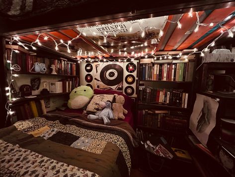 Grunge Loft Bed, Room Ideas Bunk Beds Aesthetic, Bunk Beds Aesthetic, Bottom Bunk Bed Decorating Ideas, Aesthetic Bunk Bed Ideas, Bunk Bed Rooms Decor Aesthetic, Bunk Bed Aesthetic, Bunk Bed Rooms Decor, Aesthetic Bunk Bed