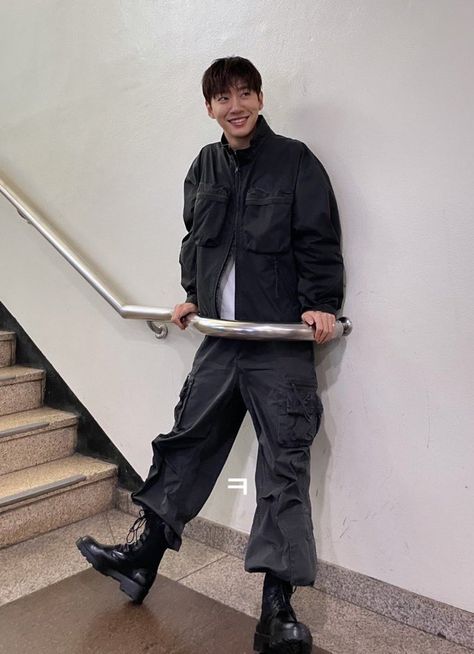 Bang Yongguk, Cute Smile, Korean Artist, Stair Railing, Railing, Bangs, Look At, Actors, Gold