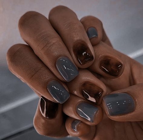 Nails Winter 2024 Trends, Short Nail Ideas Fall 2024, Fall Nails Trendy, Chrome Nail Colors, Minimal Nail, Autumn Nail, Short Gel Nails, Nail Art Trends, Chrome Nail