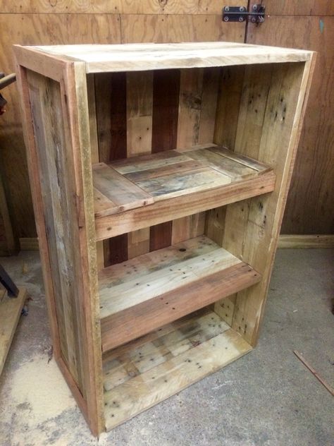 Custom bookcase made from pallet boards #cabanacottage #pallet #furniture Pallet Bookcase, Pallet Pantry, Book Shelf Ideas, Rustic Hutch, Custom Bookcase, Pallet Bookshelf, Crate Furniture Diy, Barnwood Furniture, Small Bookshelf