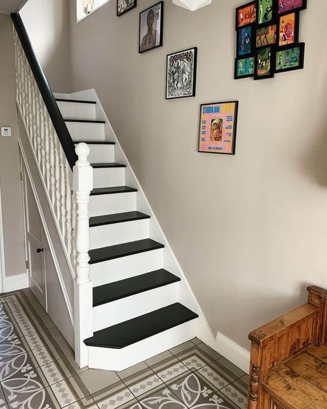 Stairwell Paint Colors, Painting Wooden Stairs, Painted Wood Stairs, Black And White Stairs, Hallway Paint Colors, Stairs Colours, Hallway Paint, Painted Staircases, Stair Spindles