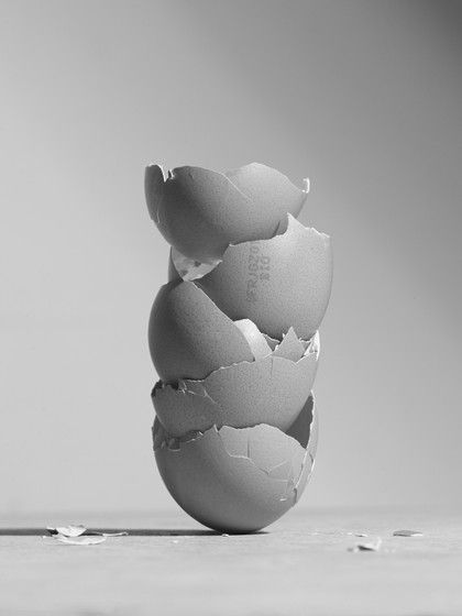 Balance eggs. Still life photography. Black and white. Balance photography. Equilibre. Nature morte. Photographie. Eggs. Fragments. Avant-garde. Laura Lecat Geometric Still Life Photography, Objects In Art, Groups Of Objects Photography, Still Life Film Photography, Everyday Objects Photography Still Life, Balance Photography Ideas, Balanced Photography, Apple Still Life Photography, Everyday Objects Photography