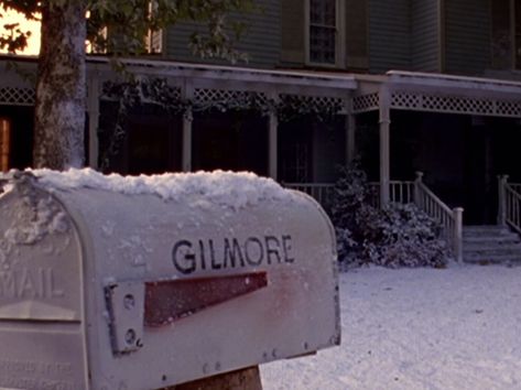 Gilmore House, Babette Ate Oatmeal, Lorelei Gilmore, Team Logan, Lorelai Gilmore, Stars Hollow, Rory Gilmore, Winter Aesthetic, Best Tv Shows