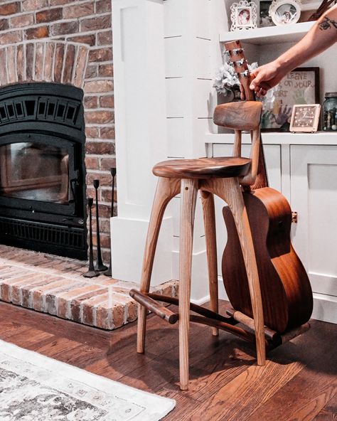 Guitar Stool Stand, Music Room Rules, Vintage Music Room, Guitar Chair, Guitar Stool, Music Room Ideas, Wooden Guitar Stand, Room Decor Music, Music Room Art