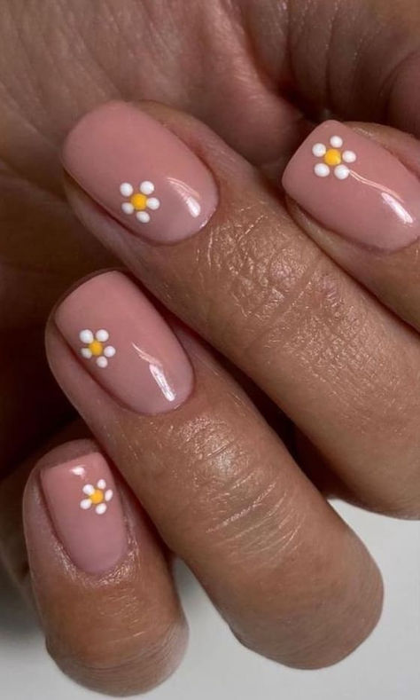 daisy nail design: tiny accents Daisy Nail Designs, Really Short Nails, Nail Art Fleur, Short Natural Nails, Shellac Nail Designs, Daisy Nail Art, Natural Gel Nails, Natural Nail Designs, Short Gel Nails