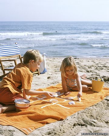 Tic-Tac-Towel  -- cute idea for the kids Beach Games, Martha Stewart Crafts, Children Playing, Backyard Games, Beach Activities, Neat Ideas, Beach Crafts, Summer Activities For Kids, Tic Tac Toe