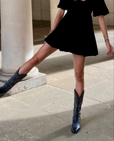 Black Dress And Cowboy Boots, Coastal Cowgirl Dress, Black Cowgirl Boots Outfit, City Cowgirl, Mas Outfits, Black Coastal, Cowgirl Dress, Cowboy Outfit, Black Cowgirl Boots