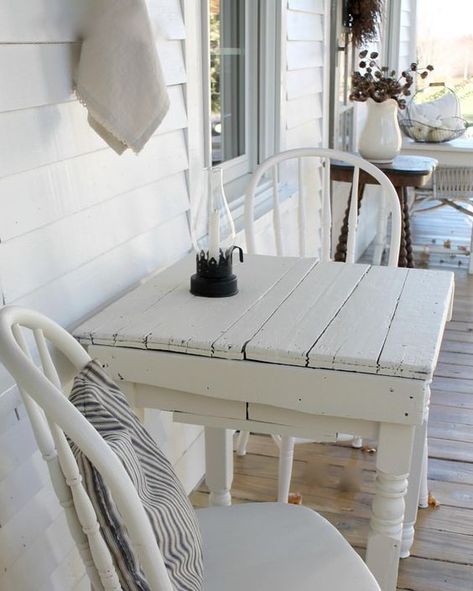 Modern Farmhouse Porch, Farmhouse Porch Decor, Porch Table, Building A Porch, Front Porch Design, Farmhouse Front Porches, Casa Country, Porch Furniture, Farmhouse Porch