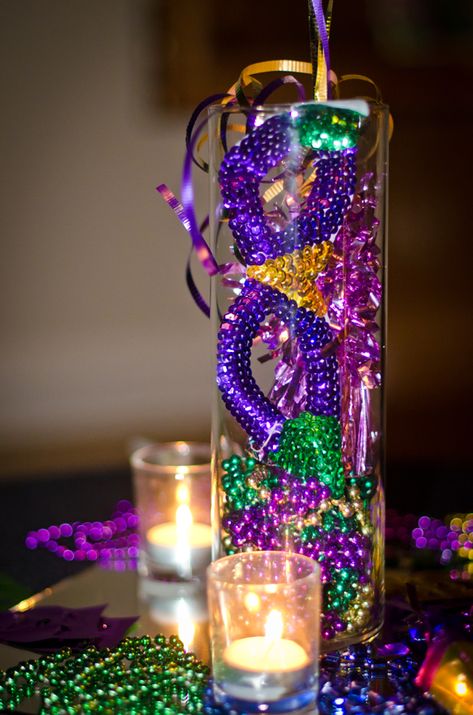 Centerpiece w/ Mask and Beads Carnival Centerpieces, Mardi Gras Diy, Mardi Grad, Madi Gras, Mardi Gras Party Decorations, Mardi Gras Wedding, Mardi Gras Centerpieces, Masquerade Theme, Mardi Gra