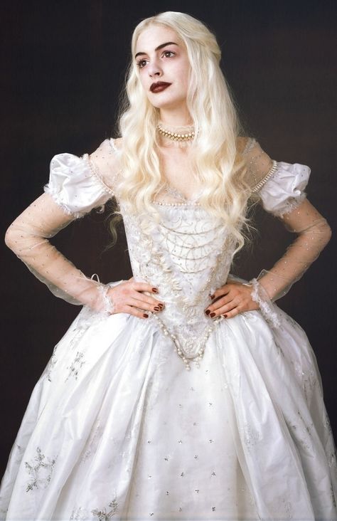 Red Queen And White Queen Costume, White Queen Outfit Ideas, White Queen And Red Queen Costumes, White Queen Inspired Outfit, White Queen Outfit, Red Queen And White Queen, Queen White Dress, White Queen Alice In Wonderland, White Queen Costume