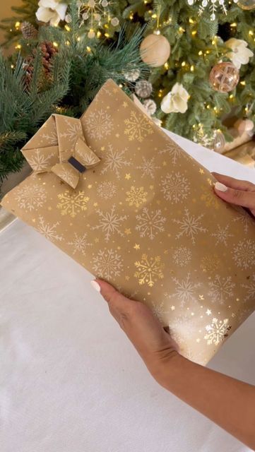 Christmas Tree Gift Wrapping Ideas, How To Wrap A T Shirt For A Gift, Ribbon Hacks, Chantel Mila, Making A Bow, Creative Corporate Gifts, Wrapping Hacks, Cute Gift Wrapping Ideas, Gift Wrapping Tutorial