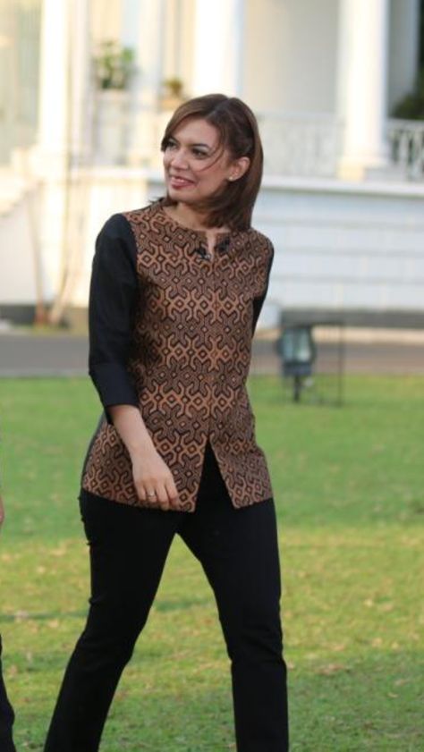 Working Outfit, Model Batik, Batik Ideas, Pant Top, Batik Kombinasi, Batik Blouse, Batik Kebaya, Batik Fashion, Clothes Dress