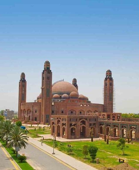 Grand jama masjid Pakistan Cities, Beautiful Mosque, Pakistan Culture, Beautiful Pakistan, Pakistan Travel, Bahria Town, Religious Architecture, Beautiful Mosques, Lahore Pakistan