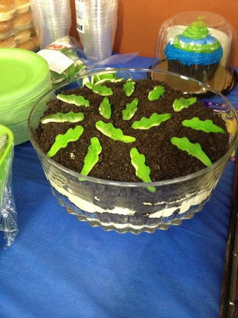 Alligator Dirt Pudding Alligator Dessert, Alligator Food Ideas, Swamp People Birthday Party, Alligator Birthday Party Food, Alligator Party Food, Crocodile Hunter Birthday Party, Alligator First Birthday Party, Crocodile Themed Birthday Party, Alligator Birthday Party Ideas