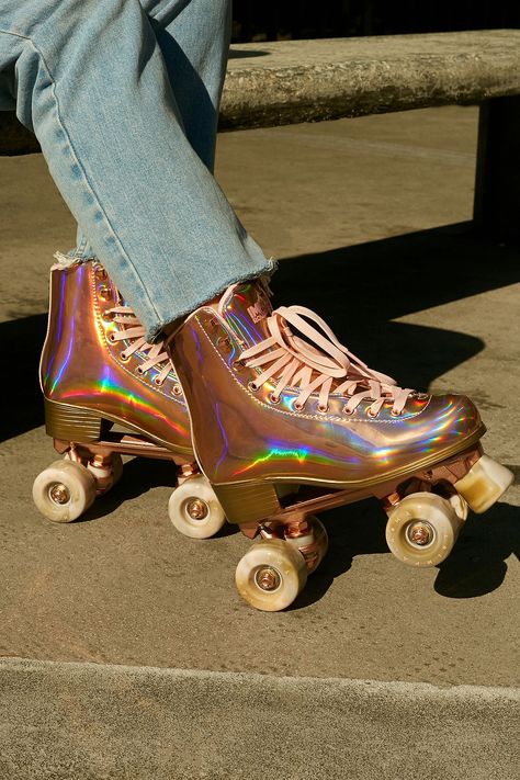 Skate Aesthetic, Retro Roller Skates, Quad Roller Skates, Skating Aesthetic, Art Football, Roller Skate Shoes, Roller Shoes, Roller Disco, Roller Skaters