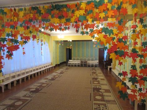 School Hallway Decorations, Fall Tree Painting, School Displays, Theme Nature, Fall Preschool, Paper Leaves, Class Decoration, Fall Crafts For Kids, Easy Christmas Crafts