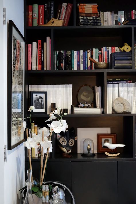 Dark Furniture Apartment, Black Bookcase Decor, Black Book Shelf Aesthetic, Bookcase Aesthetic, London Apartment Interior, Black Bookcases, Black Bookshelves, Black Bookshelf, Cozy Little House