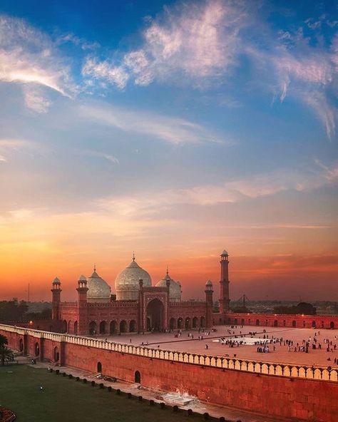 بادشاہی مسجد لاہور Badshahi Masjid, Badshahi Mosque, Pakistan Photos, Soul And Spirit, World Of Wanderlust, Mughal Architecture, Pakistan Travel, Jummah Mubarak, Beautiful Mosques